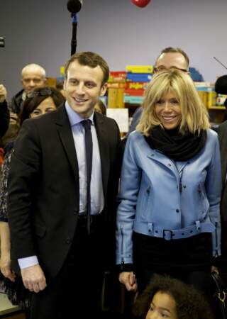 Emmanuel Macron, accompagné de sa femme Brigitte visitent une école maternelle à Lille, le 14 janvier 2017.