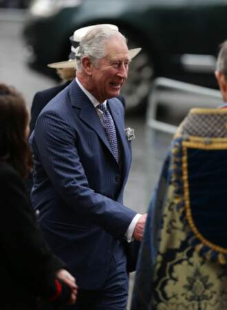 Le prince Charles tout en bleu et très souriant