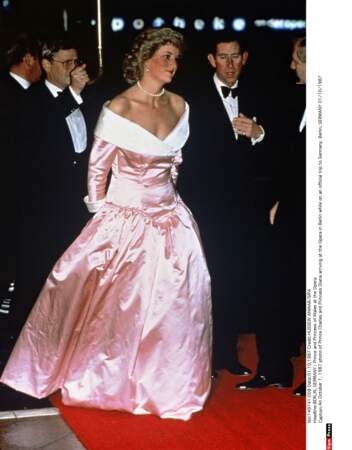 La princesse Diana en robe rose dénudée Catherine Walker en 1987