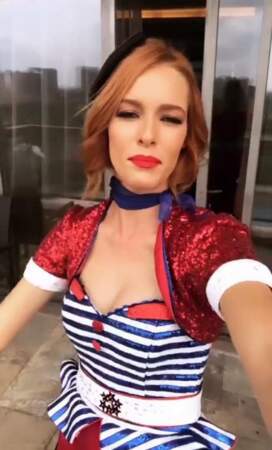 Maëva Coucke présente son costume national pour le concours Miss Monde