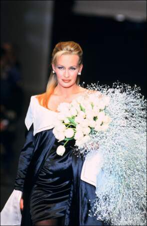 1995: Mariée pour Dior. Cette même année, elle devient maman avec la naissance d'Ilona