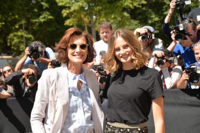 Inès de la Fressange et sa fille Violette d'Urso au défilé Chanel au Grand Palais à Paris le 4 juillet 2017