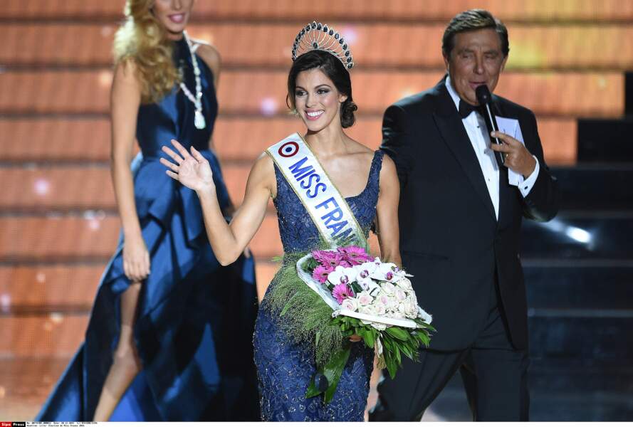 Iris Mittenaere, en robe de soirée bleu nuit, triomphe los de l'élection de Miss France 2016 à Lille