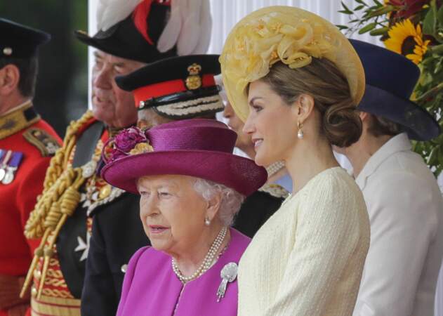 Zoom sur la coiffure so british de la reine Letizia d'Espagne, chignon travaillé et bibi à l'anglaise