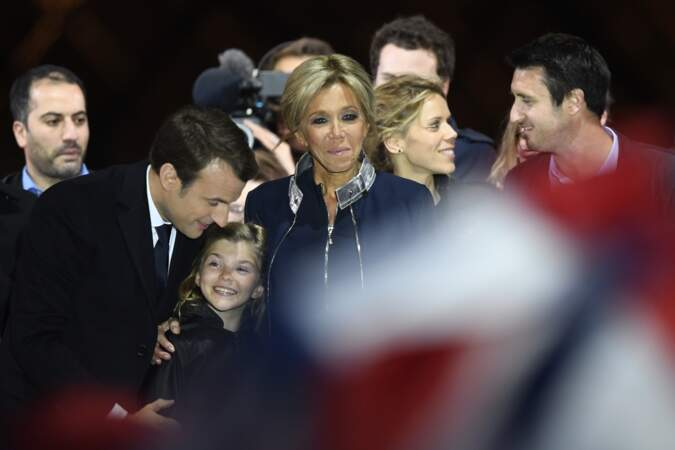 Emmanuel Macron embrasse sa petite fille Emma