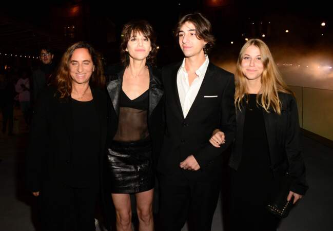 Charlotte Gainsbourg au côté de son fils Ben Attal et de sa petite amie Sara, hier soir au défilé Saint Laurent.