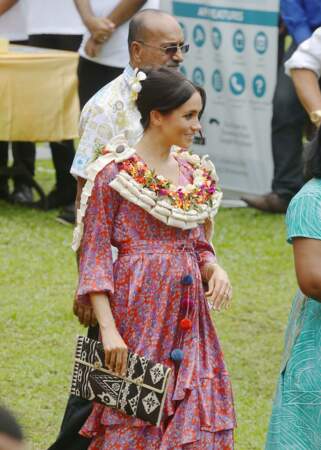 Enceinte, Meghan Markle opte pour une surprenante robe rose à volants et pompons aux îles Fidji