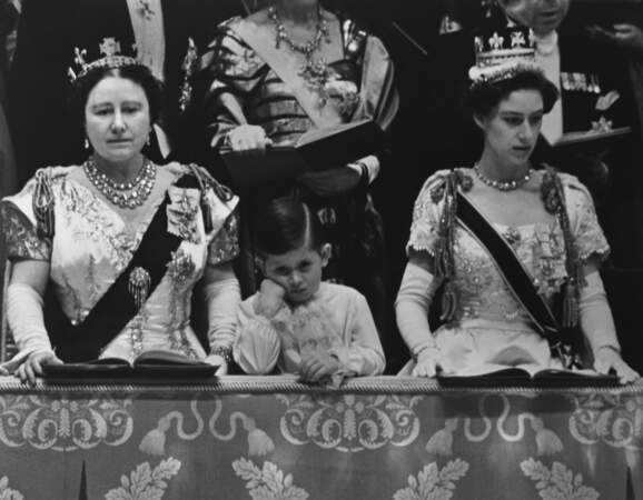 Charles, entouré de la princesse Margaret et de la reine mère au couronnement d'Elizabeth II, en 1953 