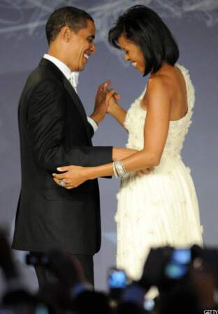 Barack fait danser Michelle au bal pendant sa soirée d'investiture à Washington, le 20 janvier 2009