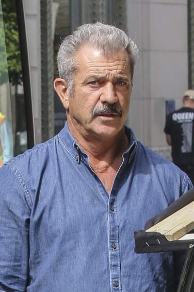 Mel Gibson, presque méconnaissable avec ses cheveux gris et son imposante moustache