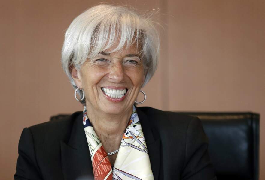 la politique Christine Lagarde mise sur ses cheveux blancs avec beaucoup de classe