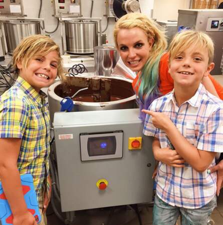 Les deux fils de Britney Spears visitent une fabrique de chocolat avec leur maman