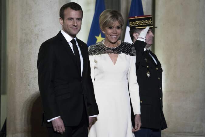 Emmanuel et Brigitte Macron sur les marches du palais de l'Elysée.