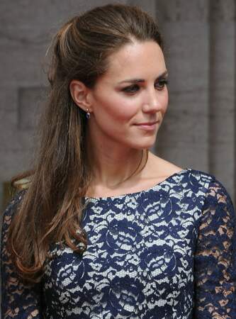 La demi-queue sur brushing ondulé de Kate Middleton
