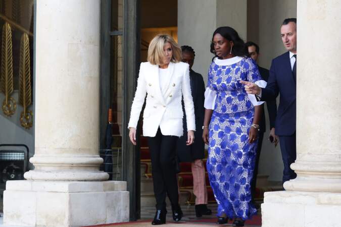 Brigitte Macron raccompagne Clar Weah, la femme du président du Libéria, après un déjeuner de travail