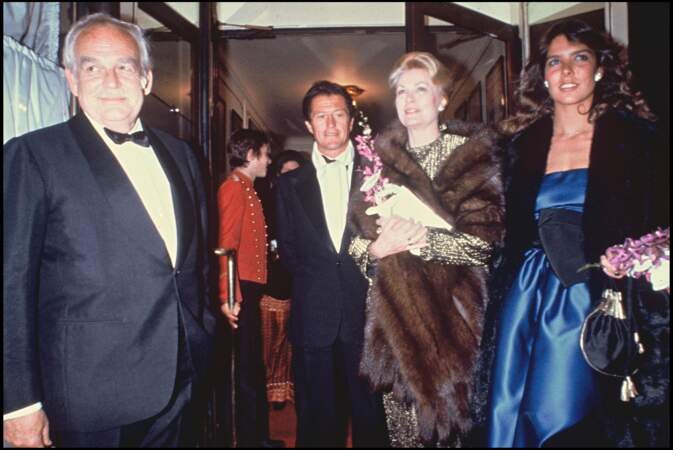 Caroline de Monaco et son mari Philippe Junot, aux côtés de Rainier et Grace de Monaco, chez Maxim's, en mars 1980