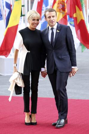 Brigitte Macron joue la carte de l'originalité en tenue blanche et noire