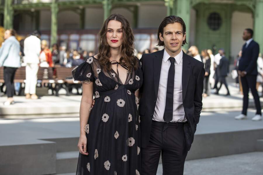 Keira Knightley, enceinte, au bras de son mari James Righton, assiste au défilé Chanel, le 3 mai 2019 à Paris