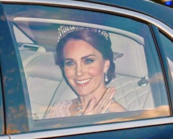 Kate Middleton rayonnante porte la tiare de Diana
