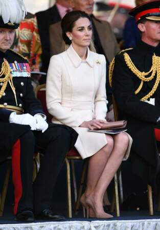 Kate Middleton arbore un chignon bas très classe