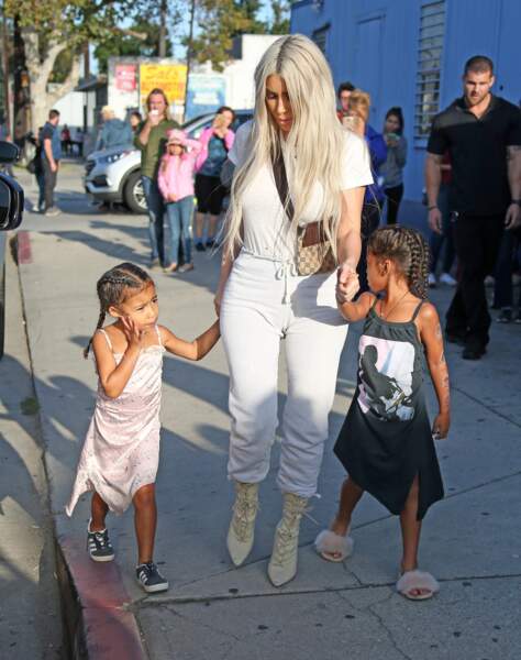 Kim Kardashian avec sa fille North West et une amie à Los Angeles, le 21 septembre 2017.