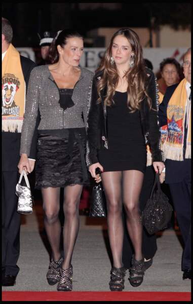 Stéphanie et sa fille Pauline adoptent un look similaire, rock et sexy, lors du festival du cirque de Monaco 2010