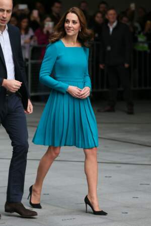 Kate Middleton ravissante en robe bleue et talons noirs
