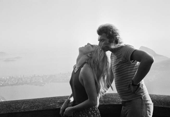 Un couple très amoureux photographié lors d'un voyage à Rio au Brésil, en février 1973
