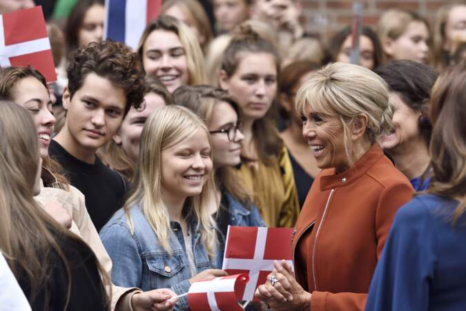 Brigitte Macron et son célèbre chignon ovationné par les lycéens