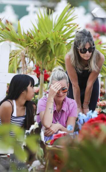 Laeticia Hallyday et ses filles ont apporté des fleurs et des bougies pour orner la tombe de Johnny.