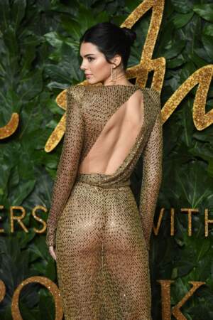 Kendall Jenner, la top la mieux payée au monde sublime son corps de rêve dans cette robe lamée et transparente..