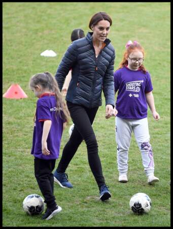 Kate Middleton se démène avec les jeunes filles