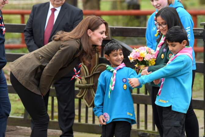 Kate Middleton en veste barbour et jean skinny pour découvrir les scouts de Gilwell Park