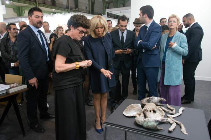 Brigitte Macron visite la 44e Foire internationale d’art contemporain au Grand Palais à Paris le 18 octobre