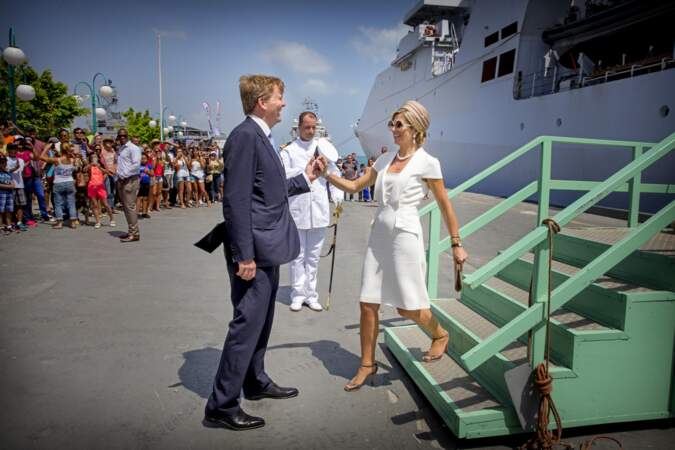 Le roi  Willem-Alexander aide son épouse Maxima à débarquer sur l'île d'Aruba, le 1er mai 2015