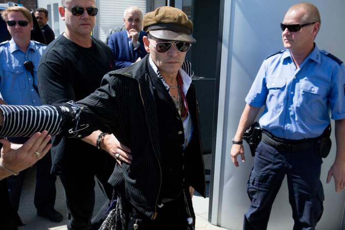 Johnny Depp très amaigri à l'aéroport de Schönefeld (Berlin) pour sa tournée Hollywood Vampire Tour, le 6 juin 2018
