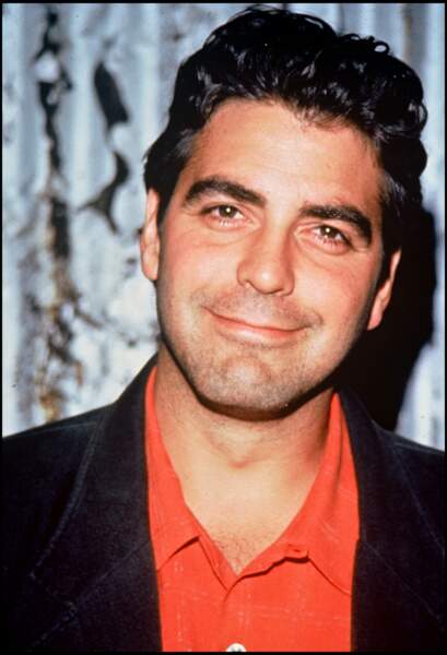 George Clooney, 35 ans, révélé par la série Urgences, symbolise le sex symbol à la beauté ténébreuse