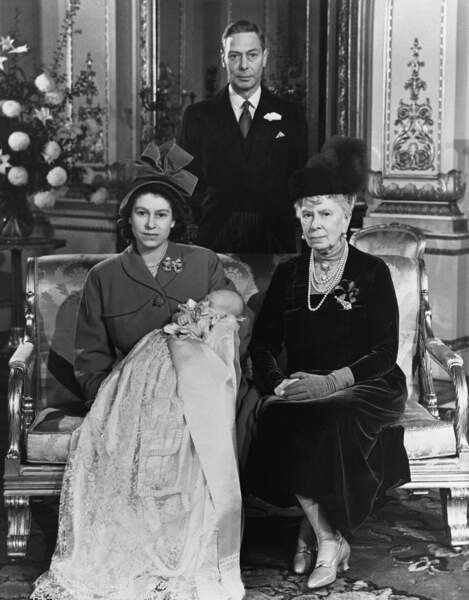 La reine Marie, le roi George VI, Elizabeth et le prince Charles lors de son baptême, le 15 décembre 1948