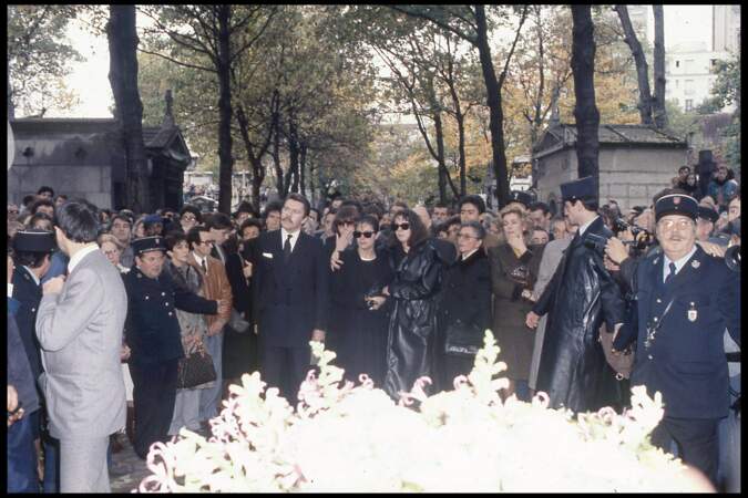 Laura Truffaut et Catherine Deneuve aux obsèques de François Truffaut au cimetière de Montmartre en 1984