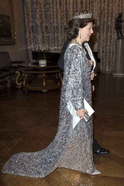 La reine Silvia de Suède fait son entrée au banquet 