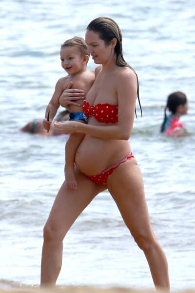 Candice Swanepoel, enceinte de son deuxième enfant arpente la plage comme un ange de Victoria's Secret.