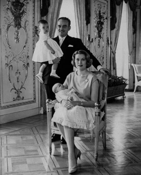 Caroline, dans les bras de son père Rainier et Albert, dans les bras de Grace de Monaco, en 1960 au palais princier