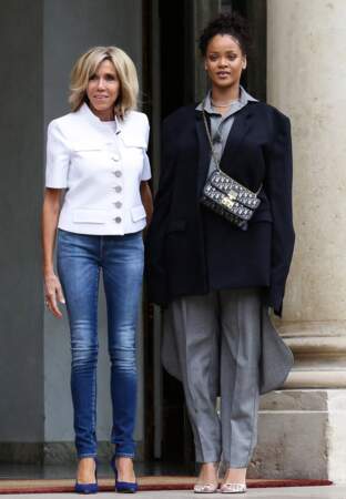 En jean slim et paletot blanc pour accueillir Rihanna