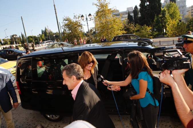 Immédiatement, la presse locale cherche à interviewer Carla Bruni-Sarkozy