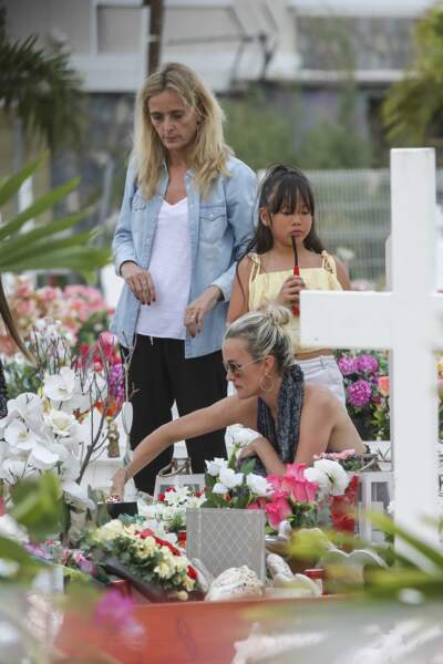 Marie Poniatowski, Laeticia et Joy Hallyday déposent des bougies sur la tombe de Johnny, le 23 avril 2018