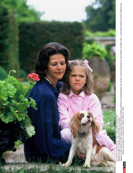 La princesse héritière Victoria enfant, très complice avec sa mère, la reine Siliva