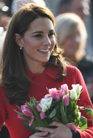 Kate Middleton tout sourire, un bouquet de roses dans les bras, à Belfast.