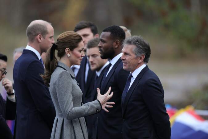 Kate Middleton très élégante avec un manteau gris Catherine Walker au col Claudine