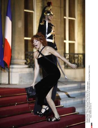 En 2010, Mylène Farmer tombe sur les marches de l'Élysée