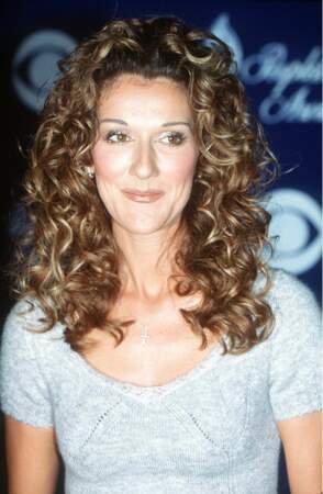 En 1999, elle ose les cheveux ultra bouclés, lors des People's Choice Awards